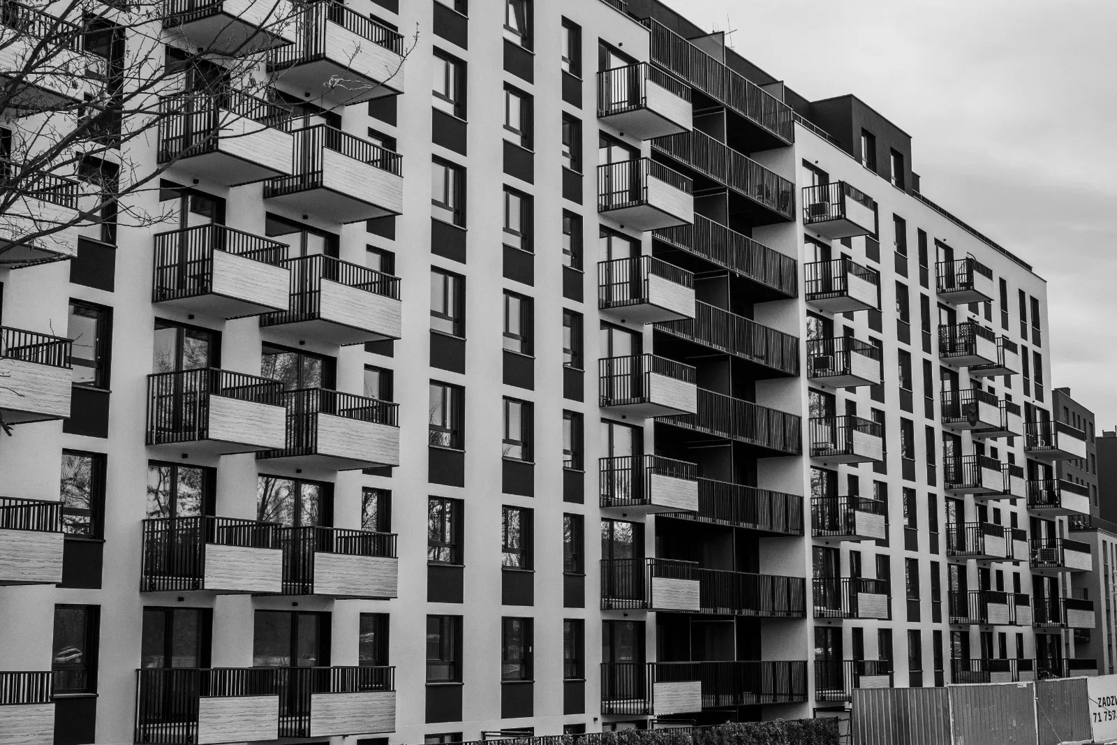 Tuholaistorjunnan ammattilainen tarkastaa taloyhtiön rakennusta